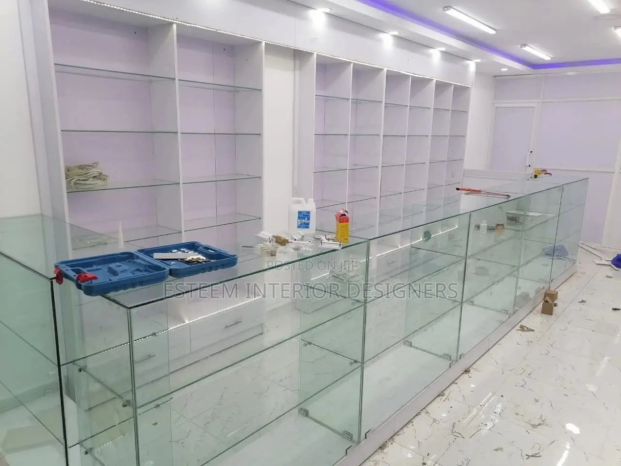 Shop Fittings With Frameless Glass Counter