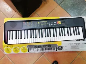 Yamaha PSR-F52 Keyboard
