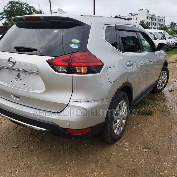 Nissan X-Trail 2017 Silver - thumbnail 9