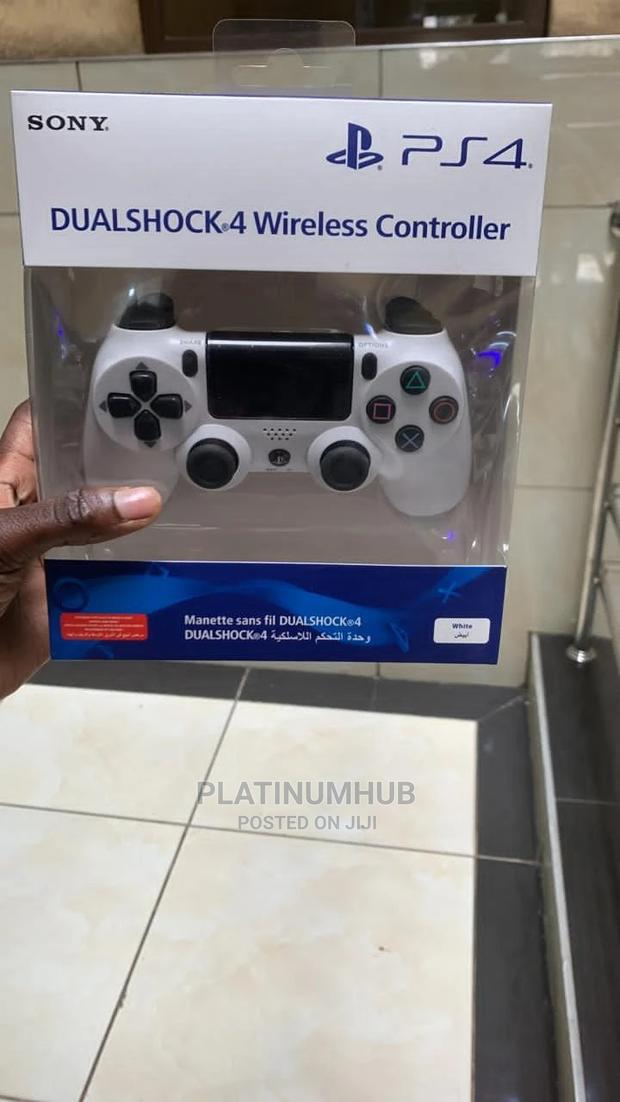 PLAYSTATION 4 CONTROLLER (White) - main view