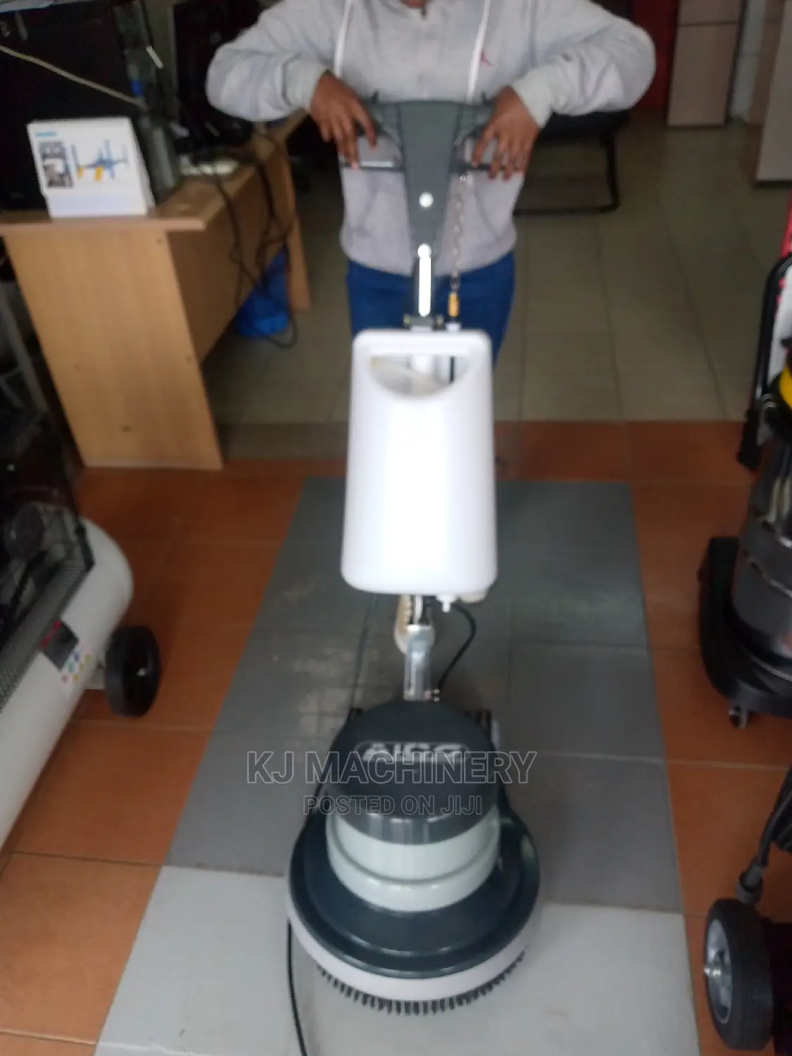 Carpet Scrubber Machine. - Domestic