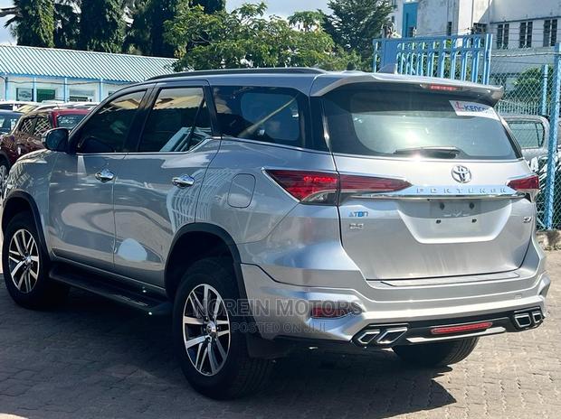 Toyota Fortuner 2017 Silver - thumbnail 2