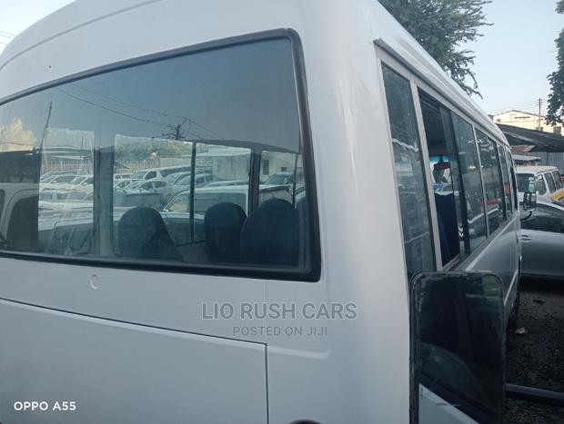 Mitsubishi Fuso Rosa 2005 White - thumbnail 2