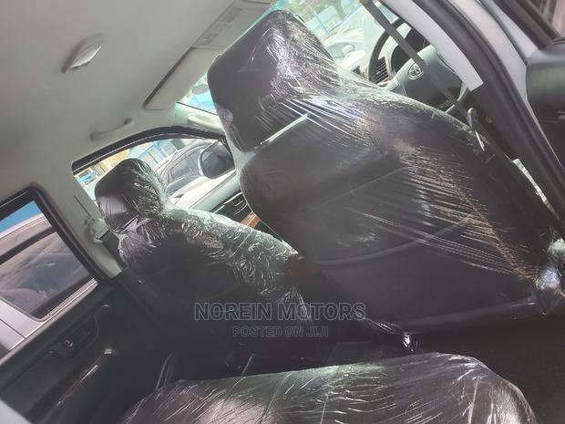 Toyota Hilux 2016 Silver - thumbnail 3