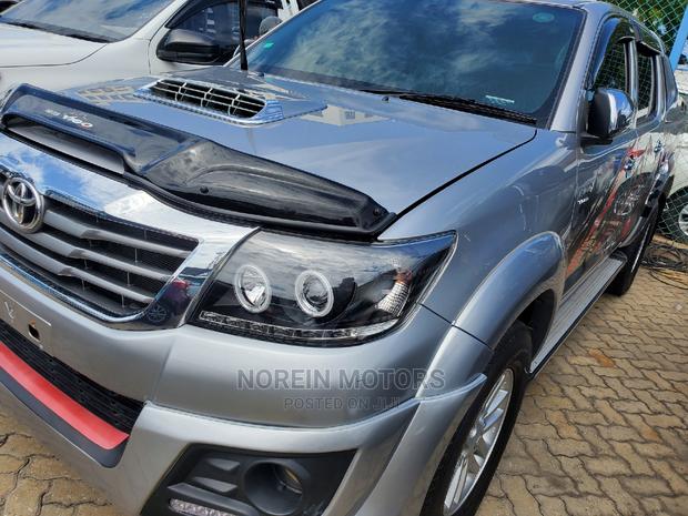 Toyota Hilux 2016 Silver - main view