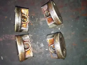 EJ25 Engine Pistons