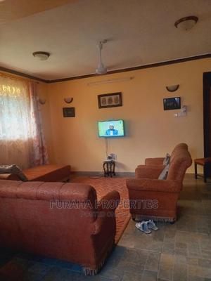 8bdrm Maisonette in Utange for sale - thumbnail 2