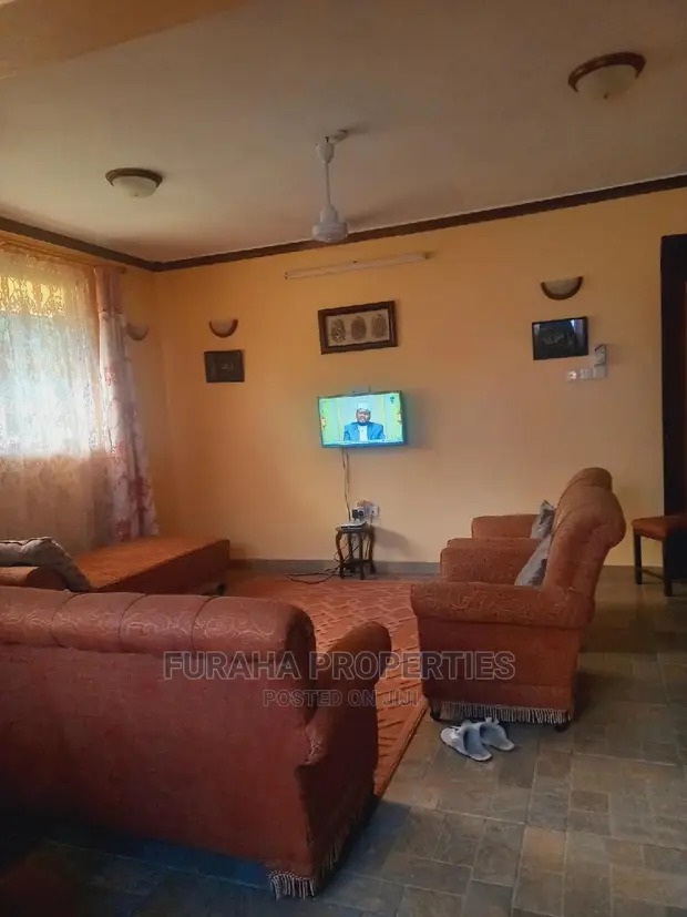 8bdrm Maisonette in Utange for sale