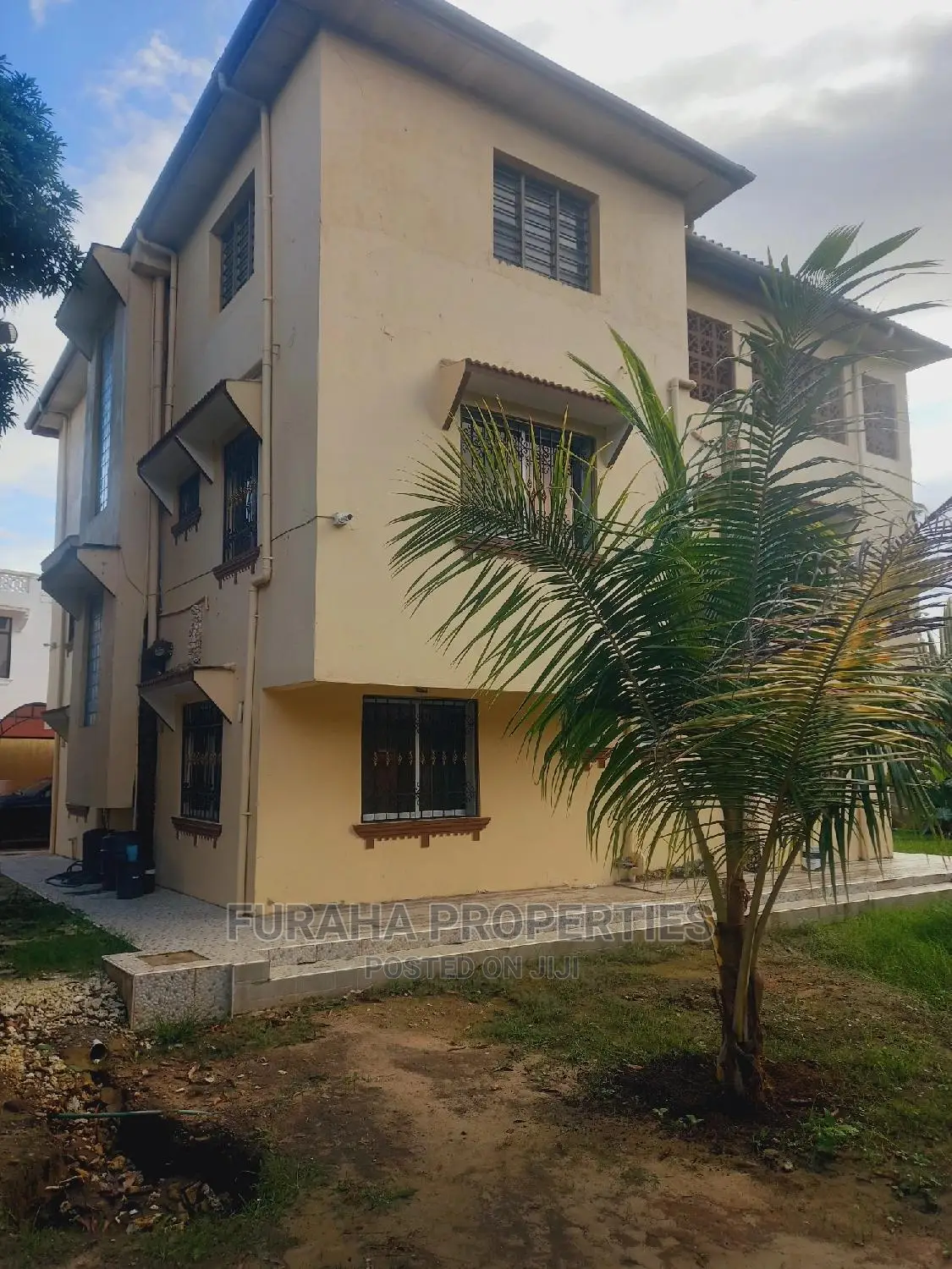 8bdrm Maisonette in Utange for sale