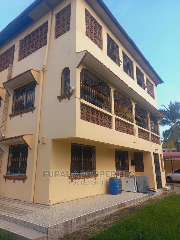 8bdrm Maisonette in Utange for sale - thumbnail 5
