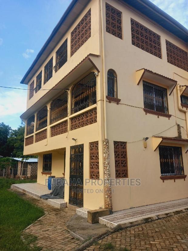 8bdrm Maisonette in Utange for sale - thumbnail 7
