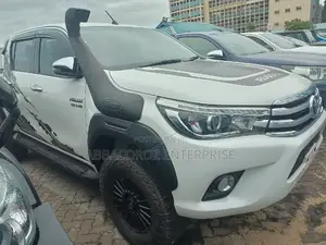 Toyota Hilux SR5 HI-RIDER 2016 White