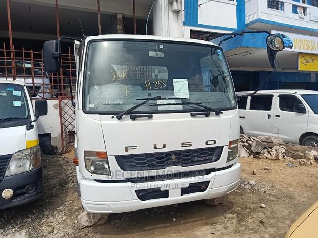 Mitsubishi Fuso 2012 White