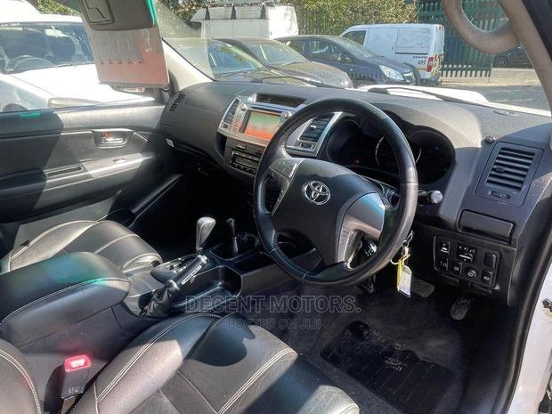 Toyota Hilux 2017 Silver - thumbnail 4