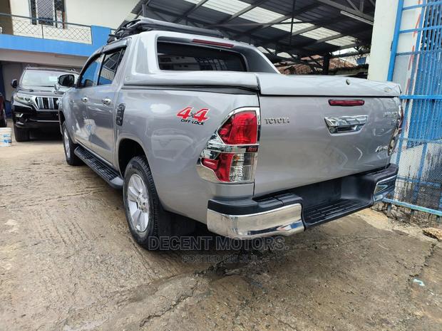 Toyota Hilux 2017 Silver - thumbnail 13