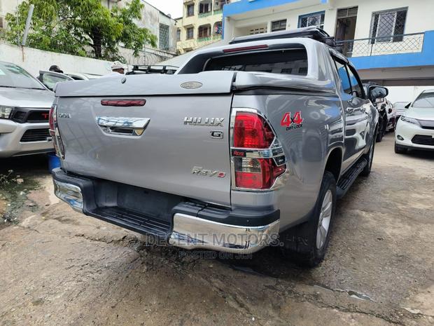 Toyota Hilux 2017 Silver - thumbnail 12