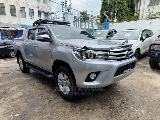 Toyota Hilux 2017 Silver - thumbnail 2