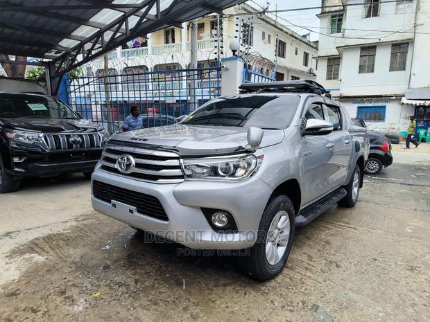 Toyota Hilux 2017 Silver - thumbnail 3