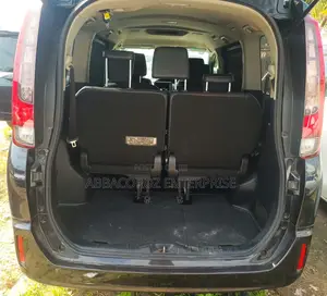 Toyota Esquire 1.8 FWD Hybrid (7 seater) 2016 Black