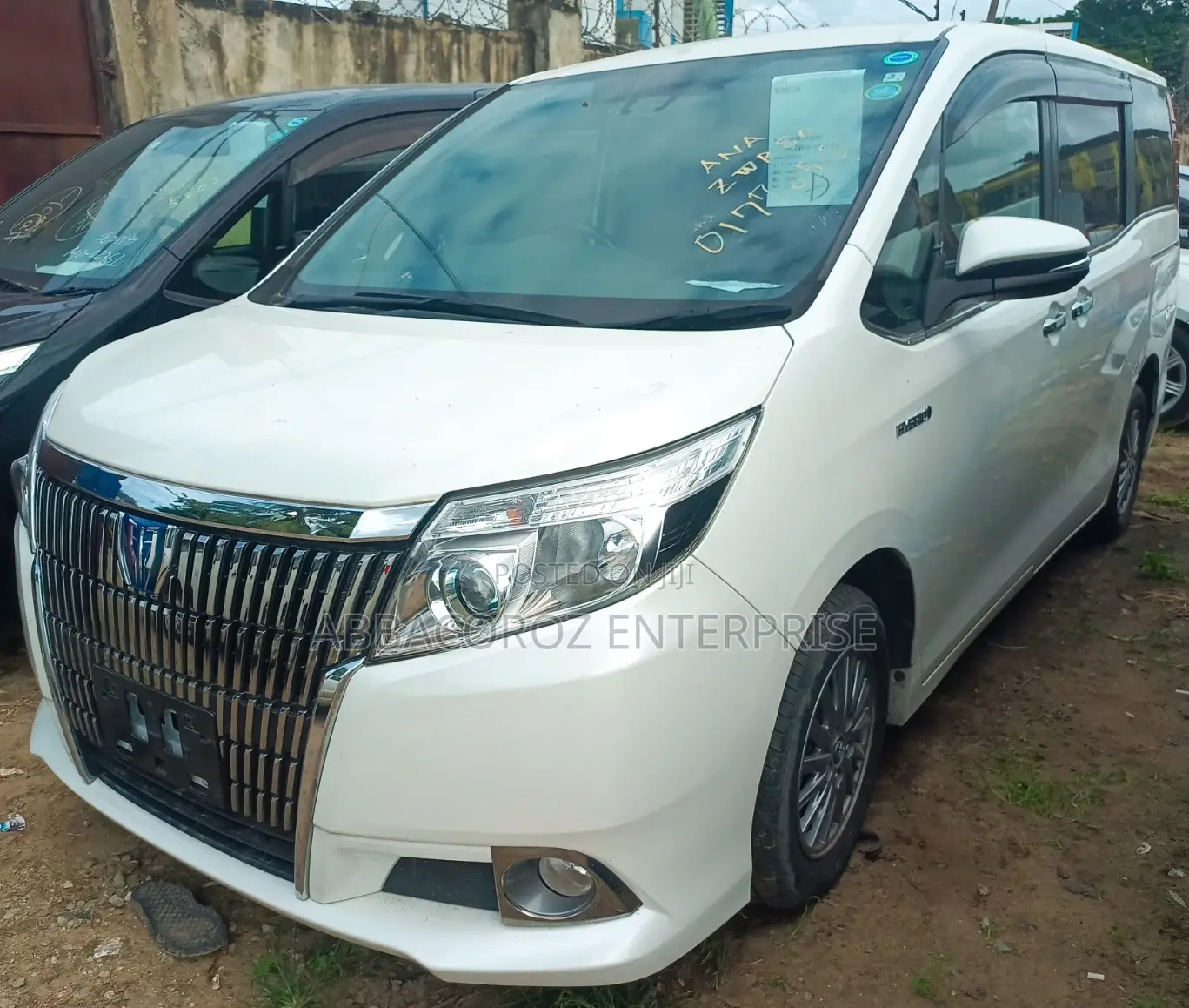 Toyota Esquire 1.8 FWD Hybrid (7 seater) 2017 White