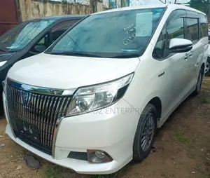 Toyota Esquire 1.8 FWD Hybrid (7 seater) 2017 White