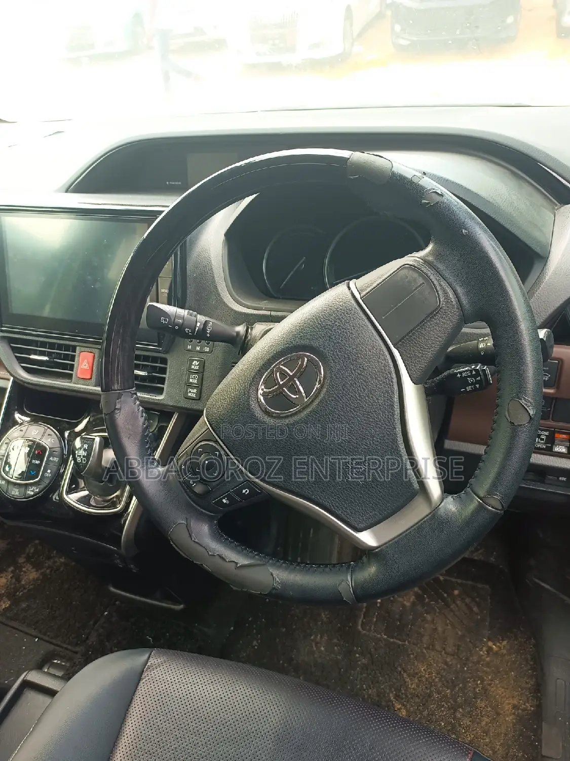 Toyota Esquire 1.8 FWD Hybrid (7 seater) 2017 White