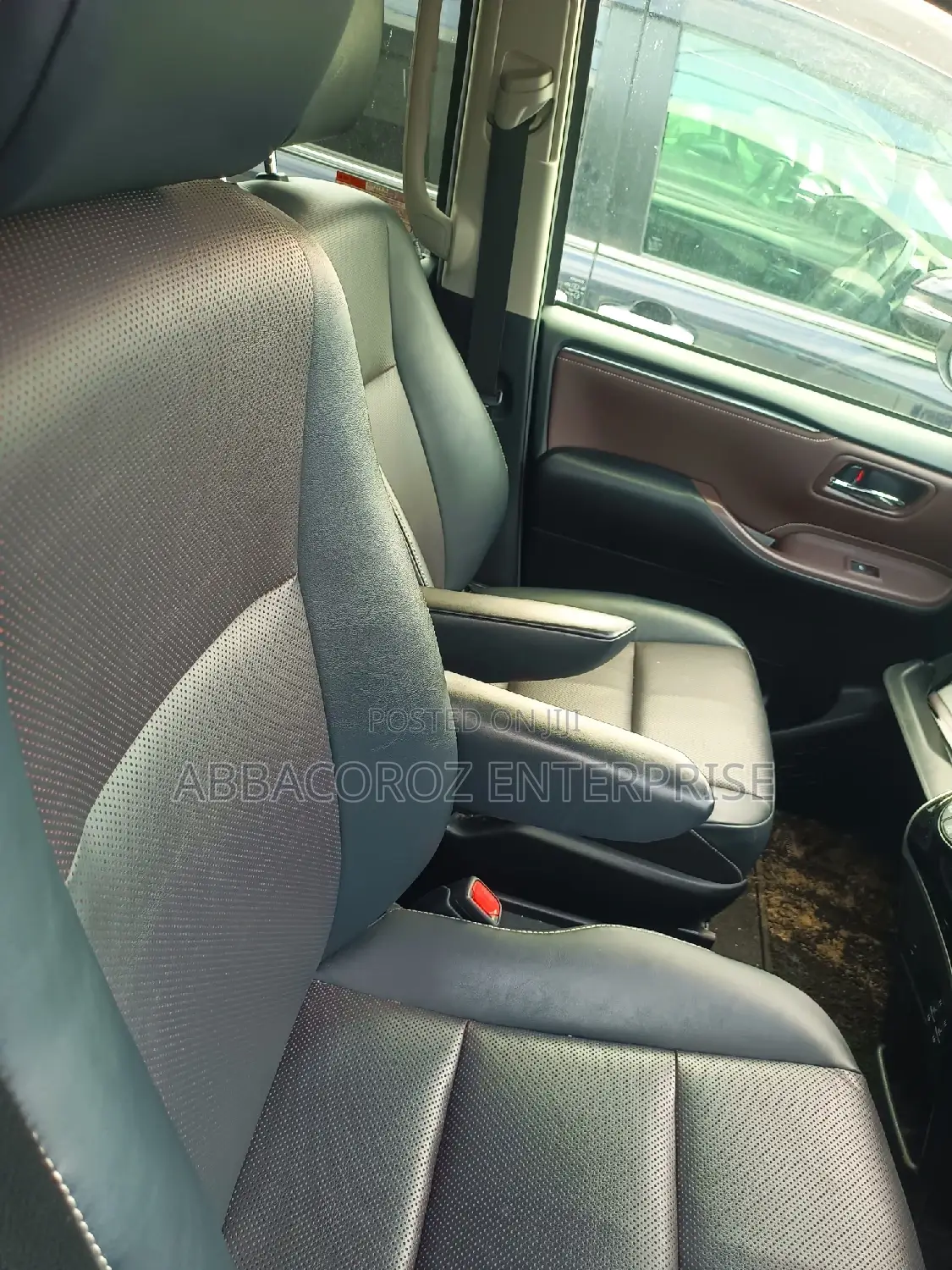 Toyota Esquire 1.8 FWD Hybrid (7 seater) 2017 White