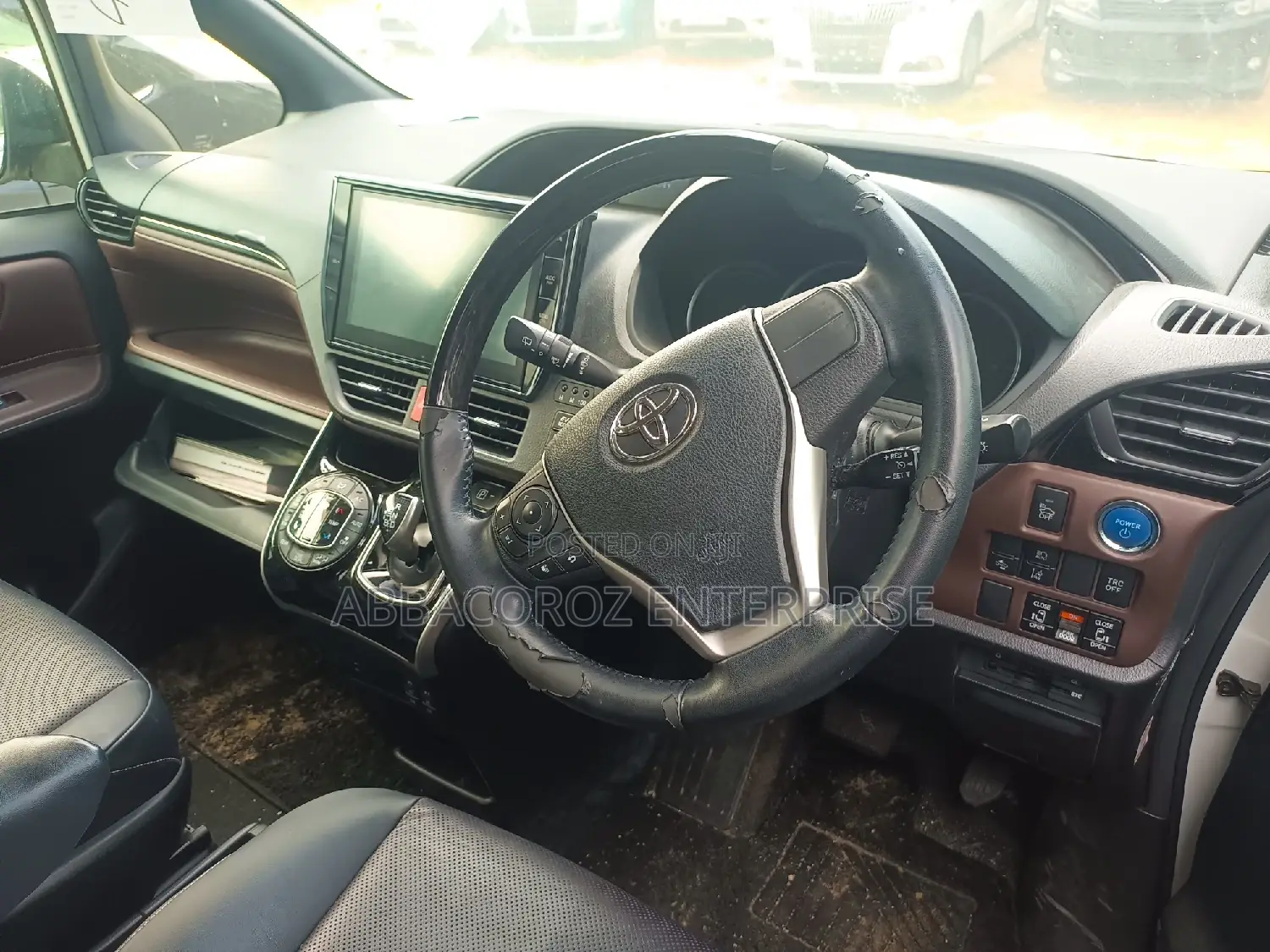 Toyota Esquire 1.8 FWD Hybrid (7 seater) 2017 White