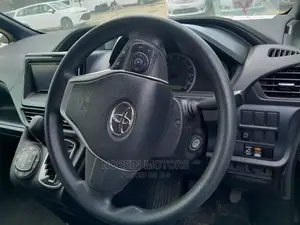 Toyota Esquire 1.8 FWD Hybrid (7 seater) 2016 Blue