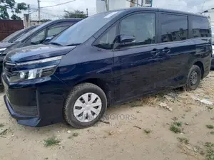 Toyota Esquire 1.8 FWD Hybrid (7 seater) 2016 Blue