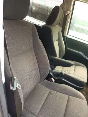 Toyota Noah 1.8 FWD Hybrid (7 seater) 2016 Black