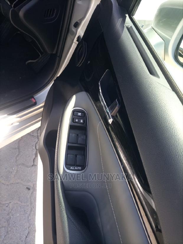 Toyota Crown 2015 Silver - thumbnail 10