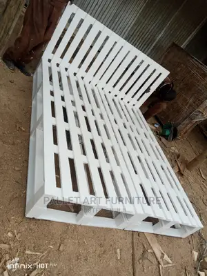 5*6 White Pallet Bed
