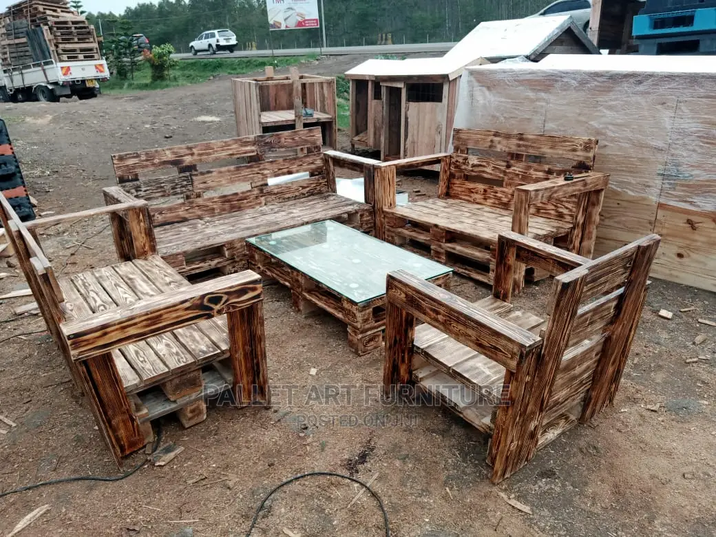 Pallet Seat With Coffee Table