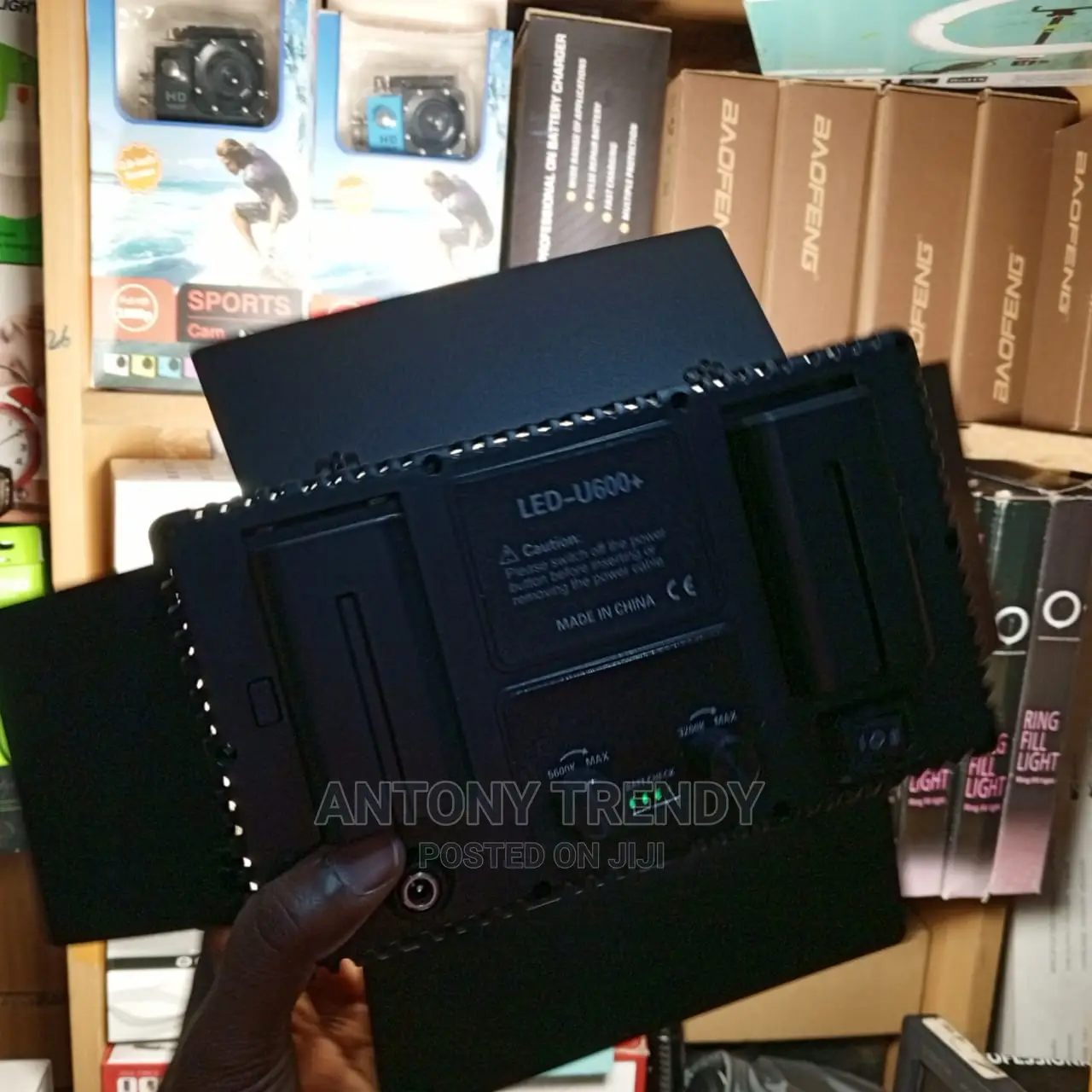 Generic LED 600 VIDEO LIGHT With Tripod Stand and Batteries