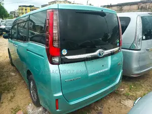 Toyota Esquire 1.8 FWD Hybrid (7 seater) 2016 Green