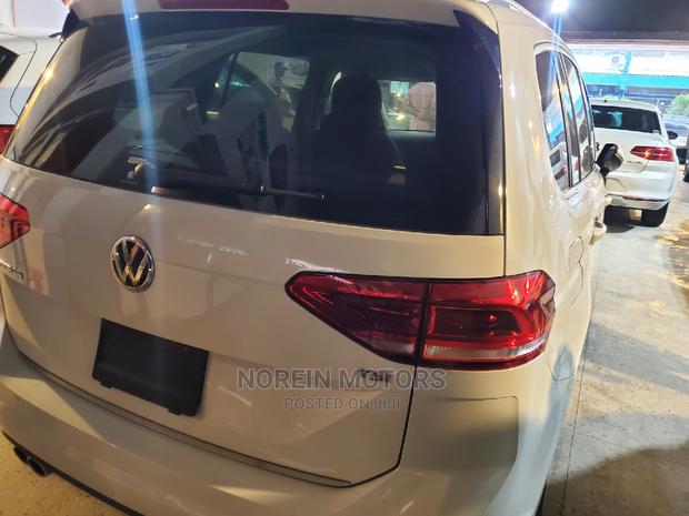 Volkswagen Touran 2016 White - thumbnail 2