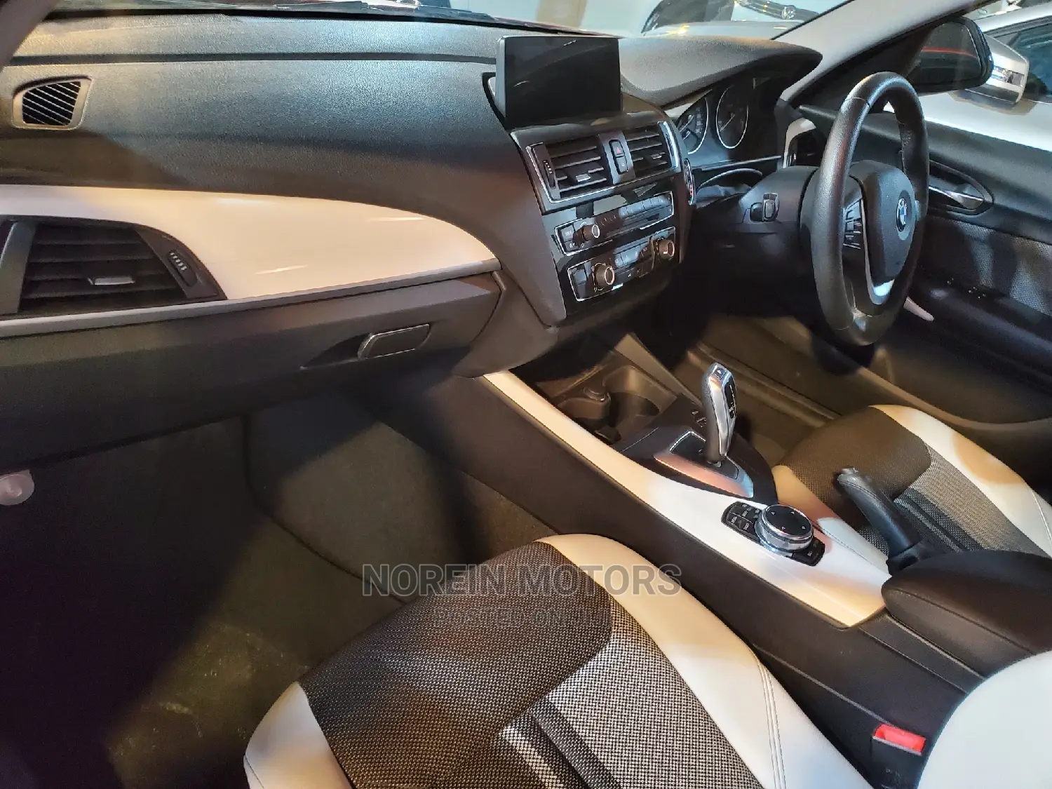 BMW 118i 2016 Orange