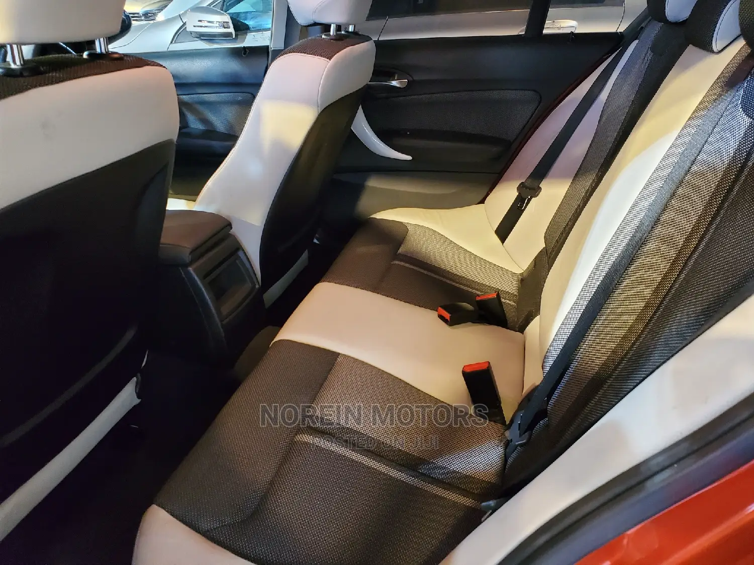BMW 118i 2016 Orange