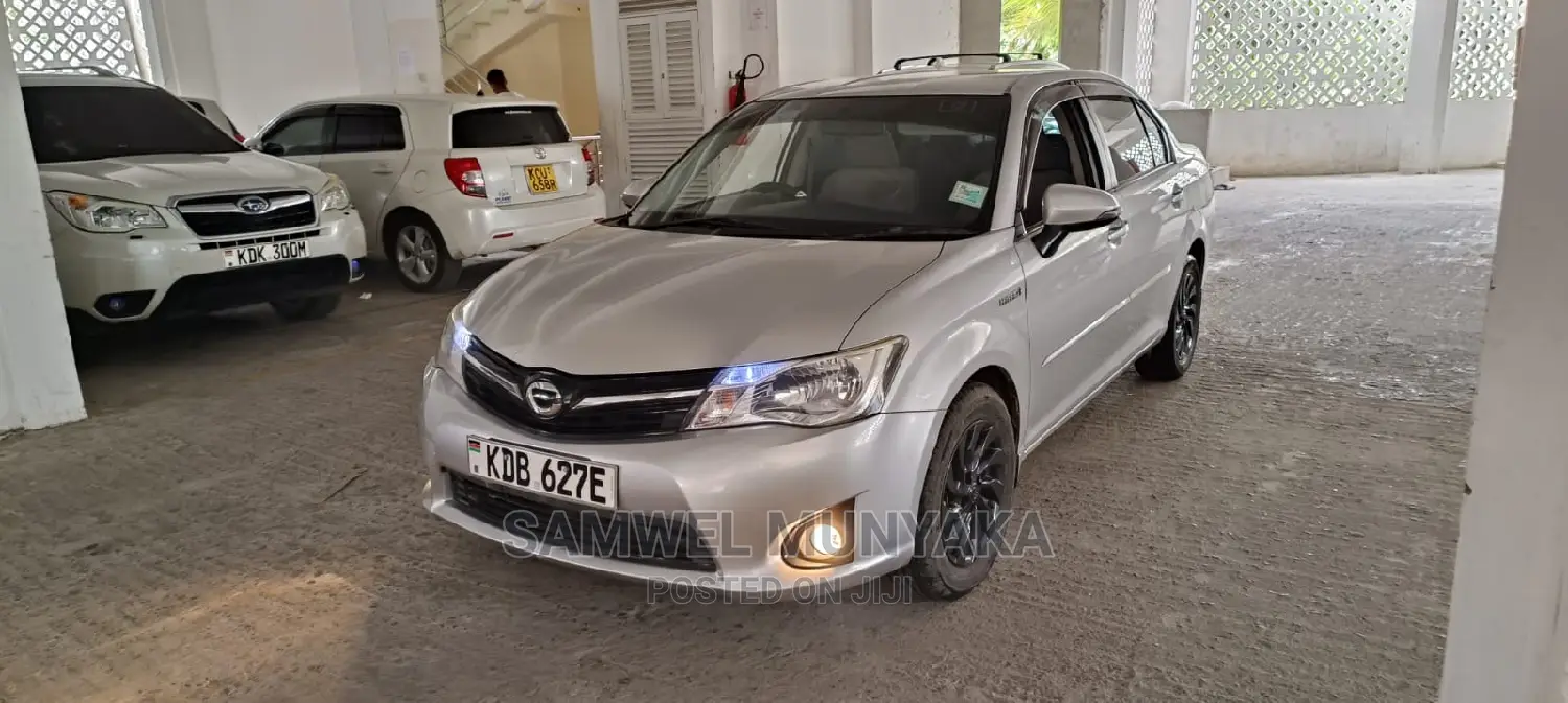 Toyota Axio 1.5 Hybrid 2WD 2014 Silver
