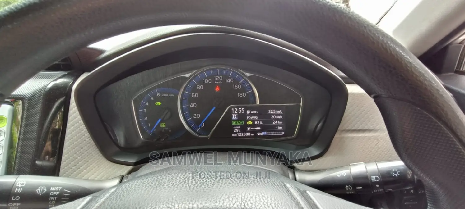 Toyota Axio 1.5 Hybrid 2WD 2014 Silver