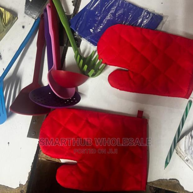 A Pair of Kitchen Glove Plus 6pcs Nonstick Spoon - main view