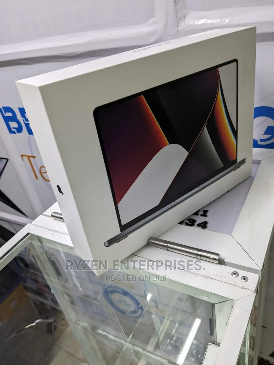 New Laptop Apple MacBook Pro 8GB Apple M2 SSHD (Hybrid) 512GB