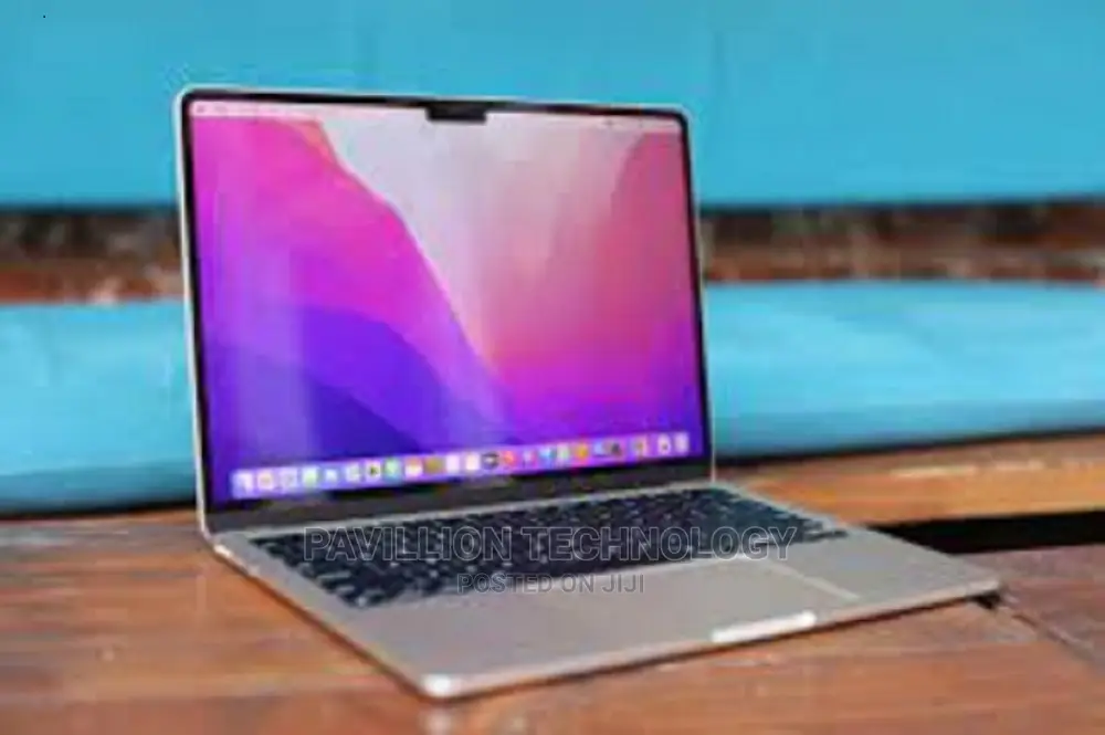 New Laptop Apple MacBook Pro M1 8GB Apple M2 Ultra SSD 512GB