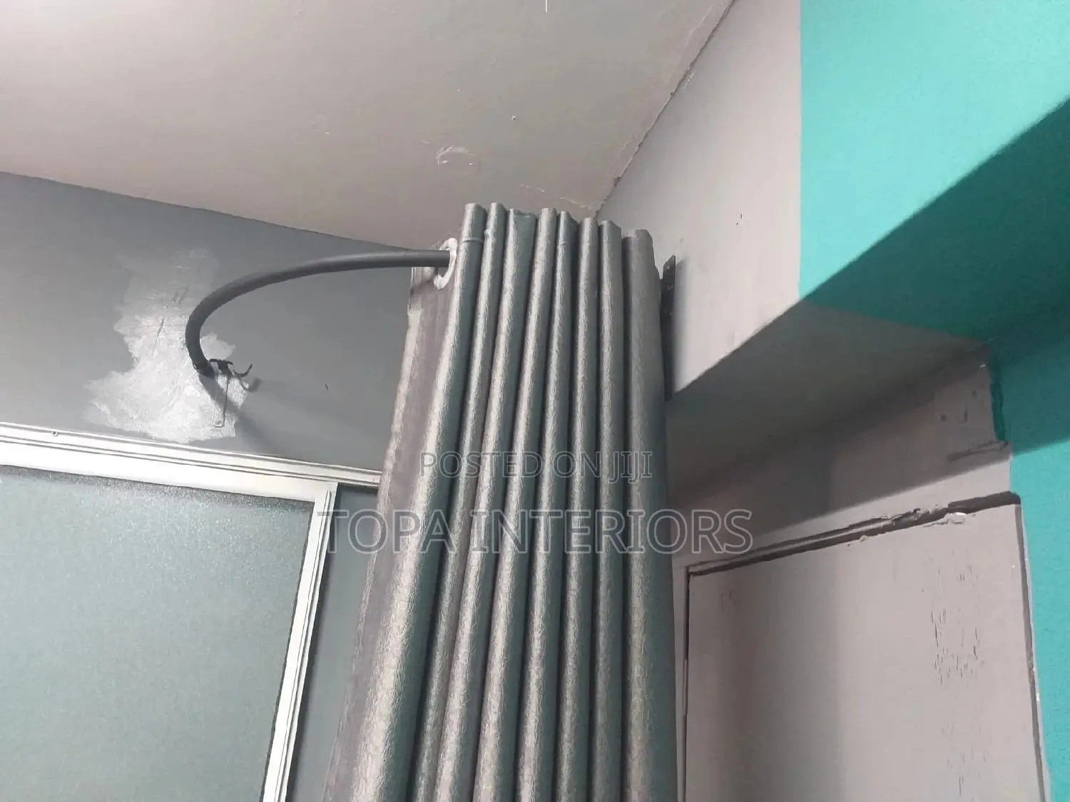 C-Shaped Curved Powder Coated Jua Kali Curtain Rods Per Metre