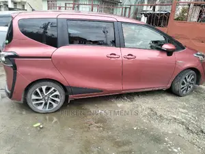 Toyota Sienta 1.5 FWD 2014 Red