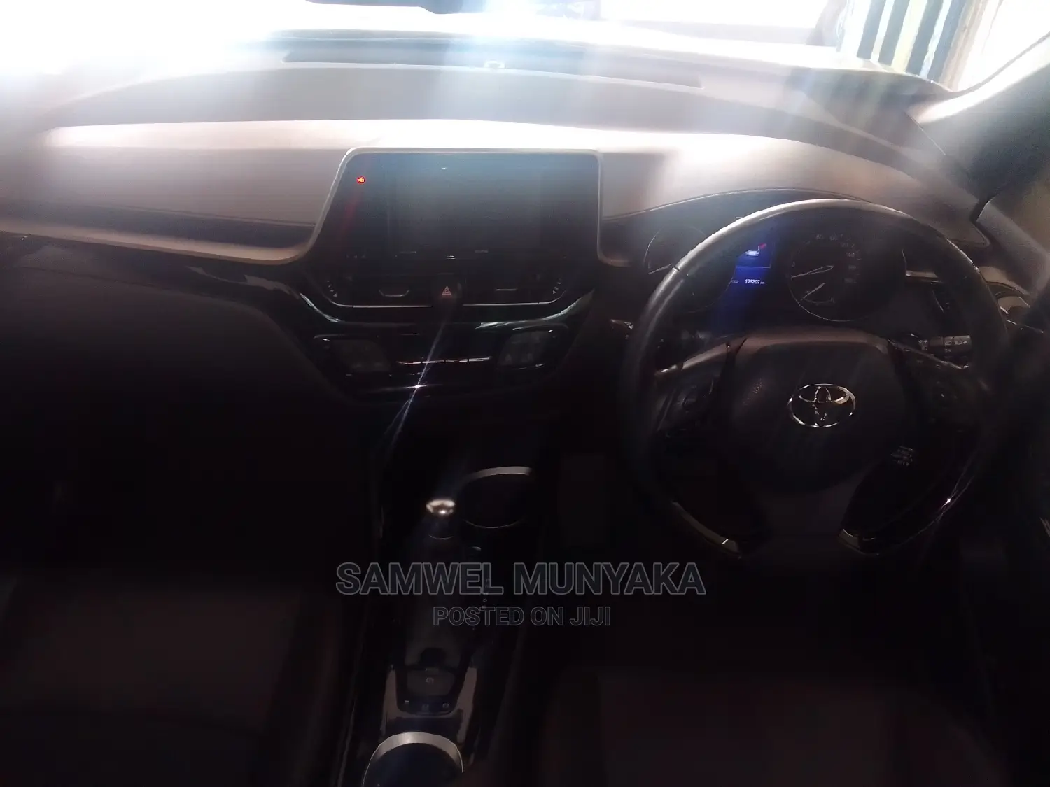 Toyota C-HR XLE FWD Sport Utility (2.0L 4cyl 2AM) 2018 White