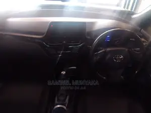 Toyota C-HR XLE FWD Sport Utility (2.0L 4cyl 2AM) 2018 White
