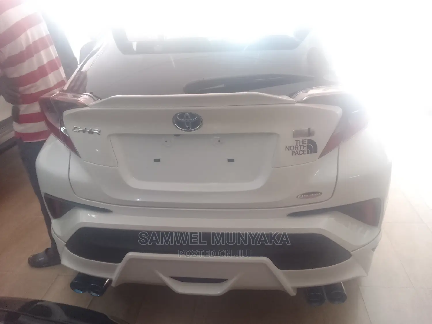 Toyota C-HR XLE FWD Sport Utility (2.0L 4cyl 2AM) 2018 White