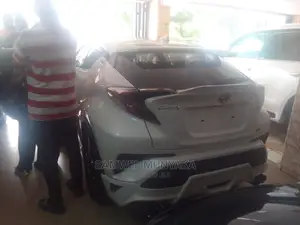 Toyota C-HR XLE FWD Sport Utility (2.0L 4cyl 2AM) 2018 White